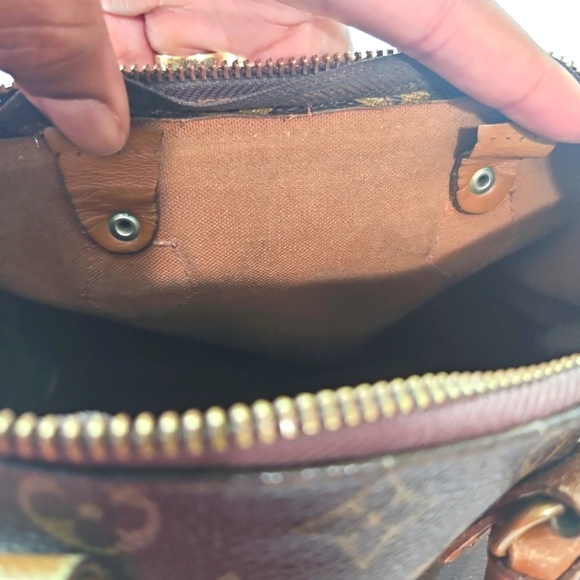 Authentic Louis Vuitton Monogram Canvas Speedy Handbag. - Picture 7 of 11